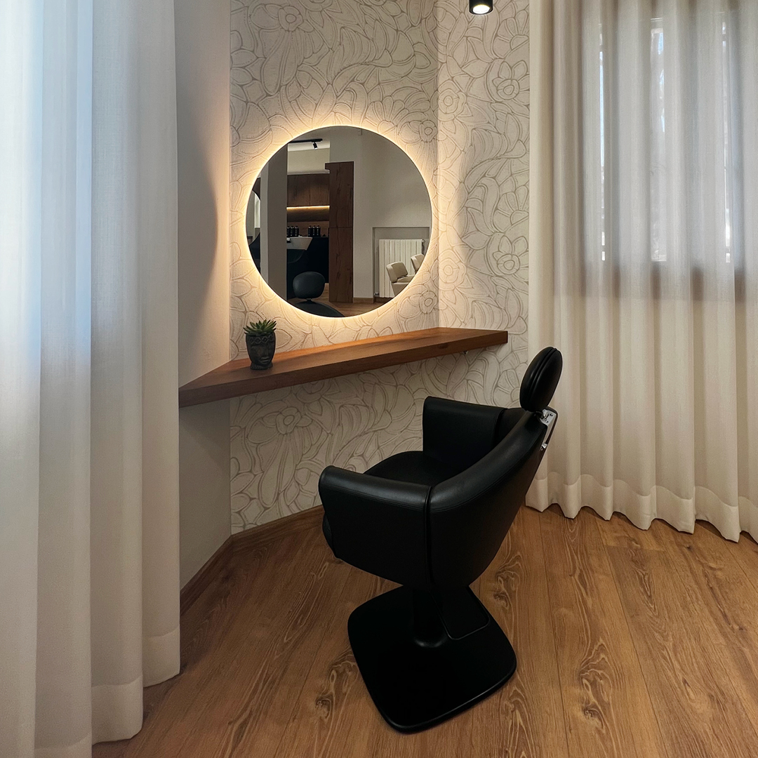 Immagine della zona stilistica con tutte le poltrone beige e gli specchi davanti